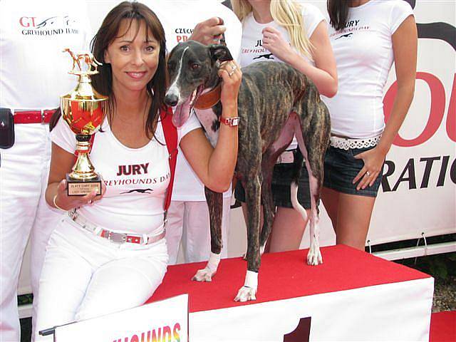 Greyhound Day, svátek greyhoundů na závodišti chrtů v Praskačce u Hradce Králové s Heidi Janků.