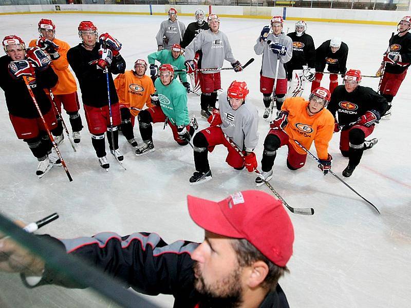 Prvoligoví hokejisté HC VCES Hradec Králové vstoupili do druhé fáze přípravy. Vyjeli na led malé haly ČEZ Stadionu