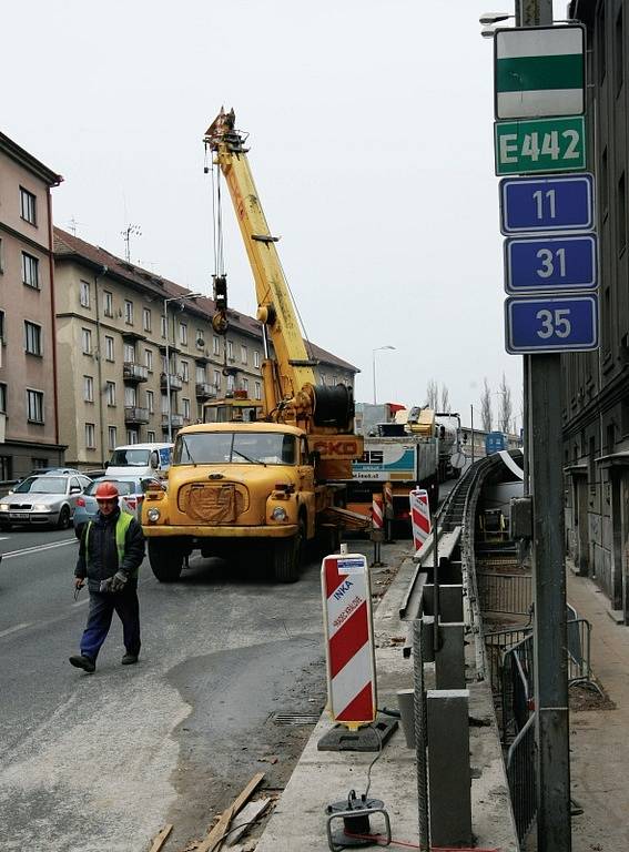 Vizualizace skleněného tunelu, který oddělí obytnou zástavbu od rušné komunikace. Ředitelství silnic a dálnic stavba přijde zhruba na 220 milionů korun a hotova by měla být do konce listopadu letošního roku.