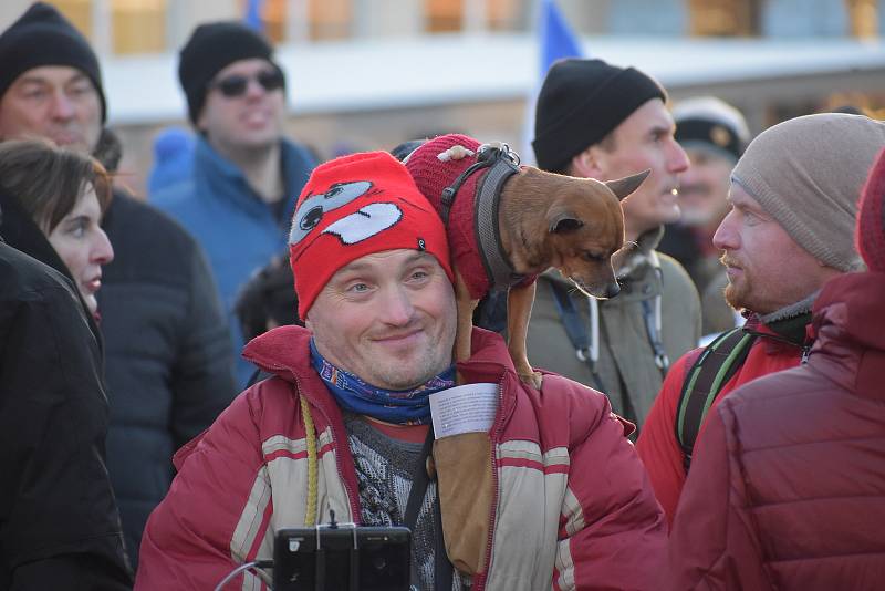 Volání po svobodě se v sobotu odpoledne neslo Hradcem Králové, kde se konala demonstrace odpůrců protiepidemických opatření. Na náměstí 28. října se jich odhadem sešlo více než šest stovek.