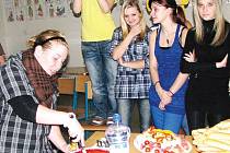 STUDENTKY hradecké zdravotnické školy uspořádaly pro svou francouzskou kolegyni oslavu jejích osmnáctých narozenin. Dočkala se dortu i malého občerstvení.