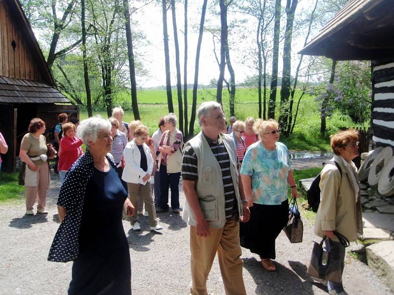 Dobrovolníci z hradeckého Sionu se seniory ve skanzenu Veselý Kopec.