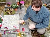 Jaroslav Balcar na Vinohradských hřbitovech u hrobu Petra Nováka. Na desce je napsáno: "Jen starej rozbitej náhrobní kámen řekne Ti, kdo nemoh už dál, tak sepni ruce svý a zašeptej ámen, ať jsi tulák nebo král."