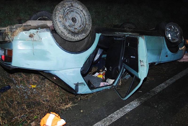 Čtyřiatřicetiletá řidička převrátila z dosud nezjištěných důvodů vozidlo na střechu, auto skončilo v příkopu. Žena s sebou vezla šestiměsíční dítě. K nehodě došlo na silnici mezi Žleby a Ronovem nad Doubravou.