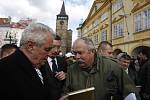 Prezident Miloš Zeman přijel na třídenní návštěvu královéhradeckého kraje. Odpoledne diskutoval s lidmi na Valdštejnově náměstí.
