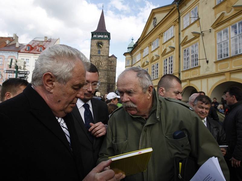 Prezident Miloš Zeman přijel na třídenní návštěvu královéhradeckého kraje. Odpoledne diskutoval s lidmi na Valdštejnově náměstí.