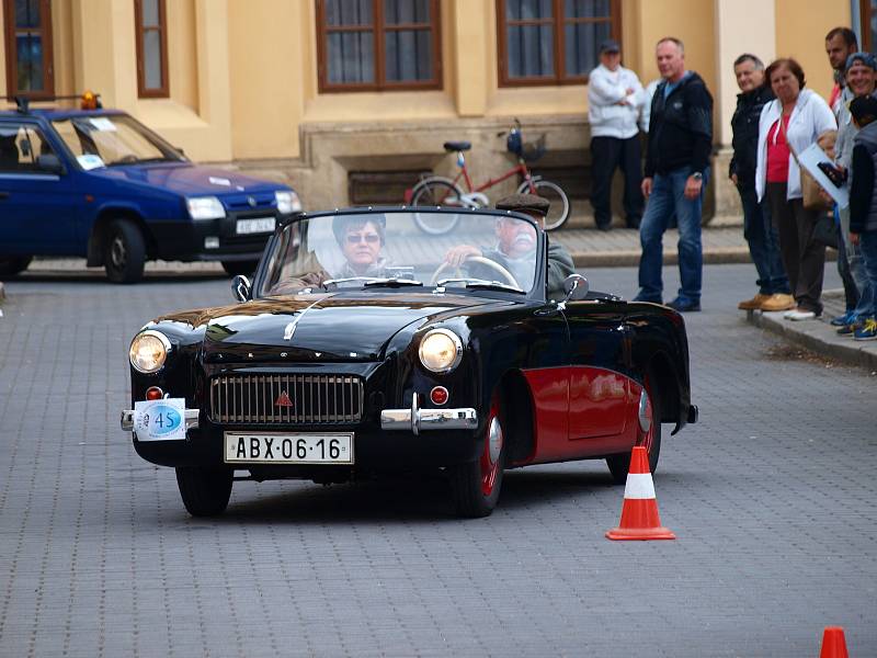 Novobydžovský čtverec - memoriál Elišky Junkové.