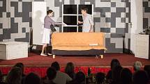 Představení divadla Semtamfór nazvané Past na osamělého muže v hradeckém Country clubu Lucie.