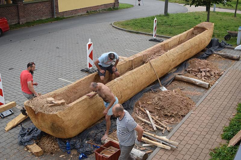 Jedenáctimetrový člun vytesávají dobrovolníci u archeoparku ve Všestarech. Příští rok se vydá na moře.