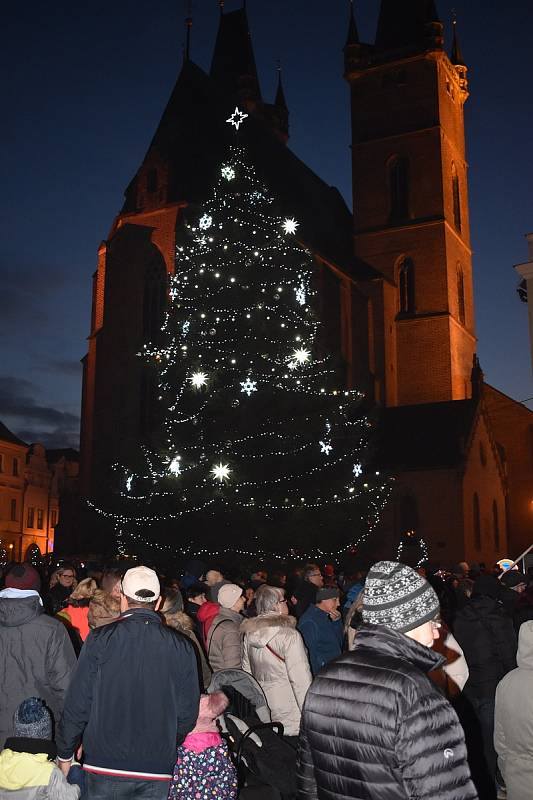 První adventní neděli si užily hlavně rodiny s dětmi v Hradci Králové, kde se smrky ztepilé rozsvítily ve vánočním hávu na Velkém a Masarykově náměstí.