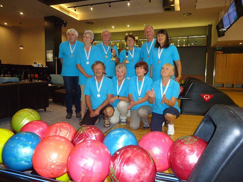 Hradečtí senioři na bowlingovém turnaji v Olomouci.