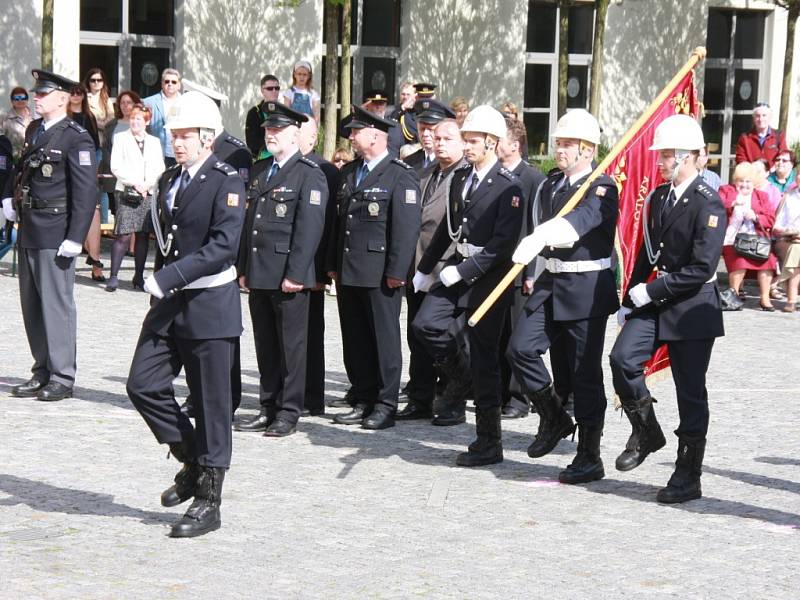 Slavnostní shromáždění hasičů na Pivovarském náměstí v Hradci Králové.