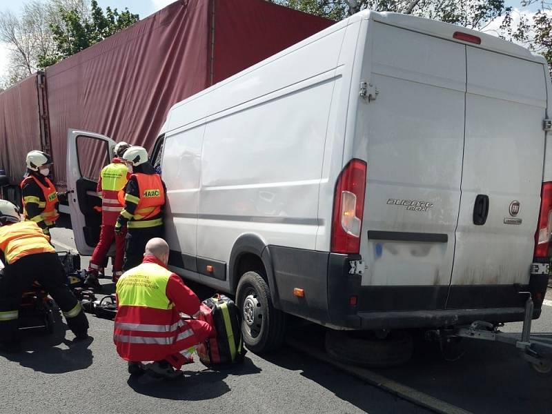 Po srážce dodávky a nákladního vozidla museli hasiči jednoho řidiče vyprostit
