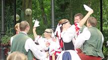 Mezinárodní folklorní festival v královéhradeckých Jiráskových sadech.