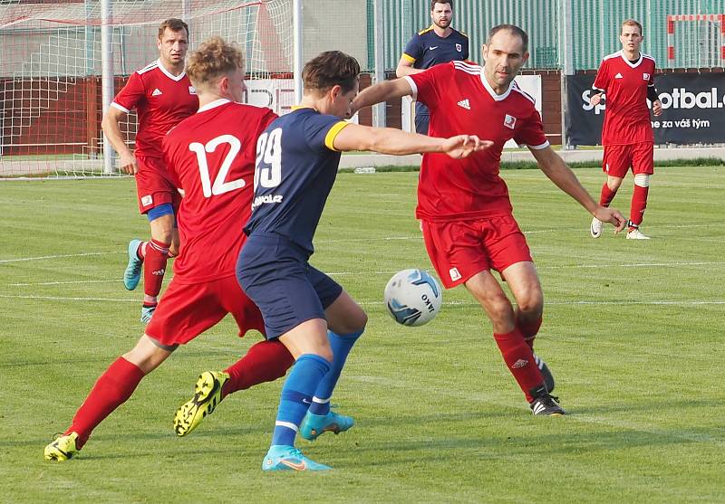 OKRESNÍ PŘEBOR Nechanice (v modrém) – Dohalice 3:1.