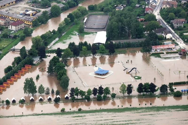 Letecký snímek z povodní na Královéhradecku.