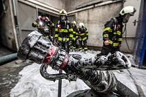 Požár lakovny ve Smiřicích likvidovalo sedm jednotek hasičů.