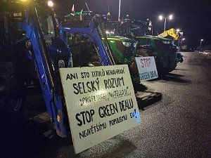 Od Hradce Králové vyrazilo na protest 9 traktorů a jeden manipulátor.