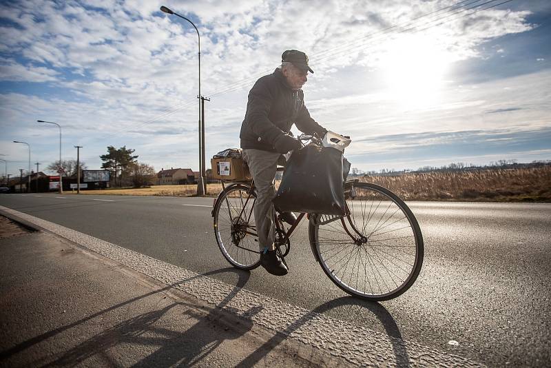 Cyklista na silnici mezi Hradcem Králové a Slatinou.