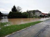 Voda po přívalovém dešti v Sověticích na Hradecku.