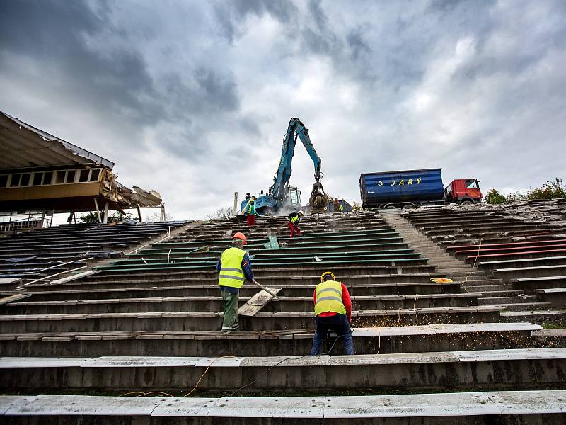 Demolice tribuny na fotbalovém stadionu v Hradci Králové.