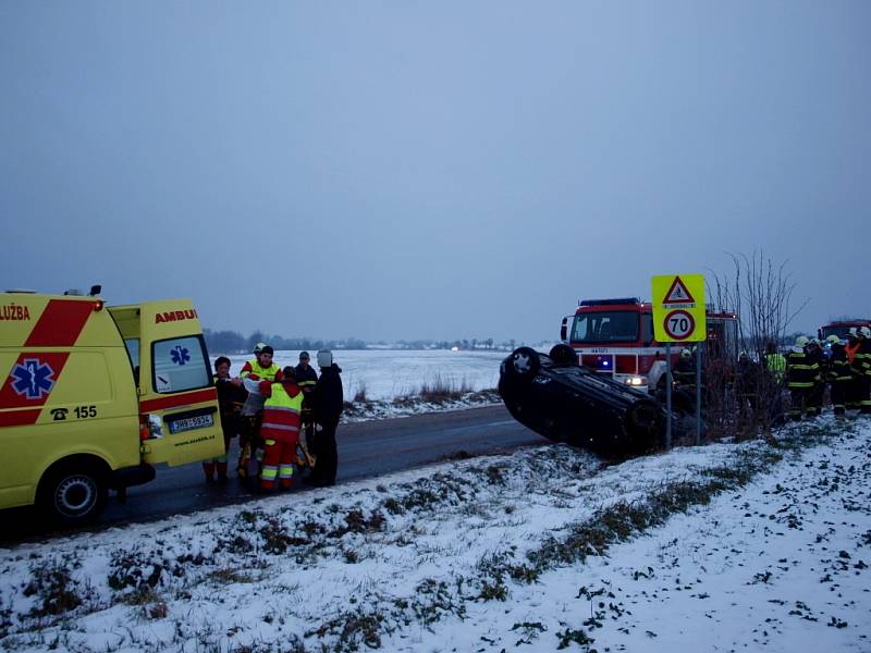 Havárie osobního automobilu mezi chlumeckou částí Kladruby a obcí Lučice.