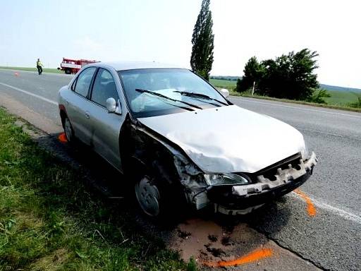 Střet automobilu s motocyklem poblíž Nového Města nad Cidlinou.