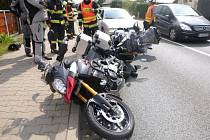 V Blešně se srazily motocykly s autem.