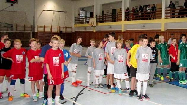 Fotbalový AP Tour Cup mladších žáků v hale SŠTŘ Hlušice.