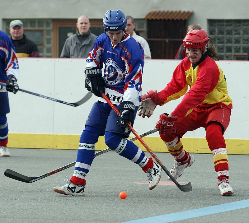 Hokejbal, Hradec Králové : Most. Zleva Martin Lipert a hradecký Jakub Ježek.