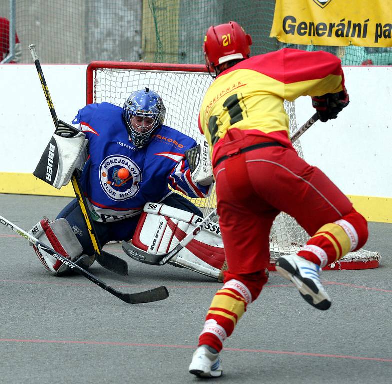 Hokejbal, Hradec Králové : Most. Zleva Pavel Brém a hradecký Jaroslav Tesař.