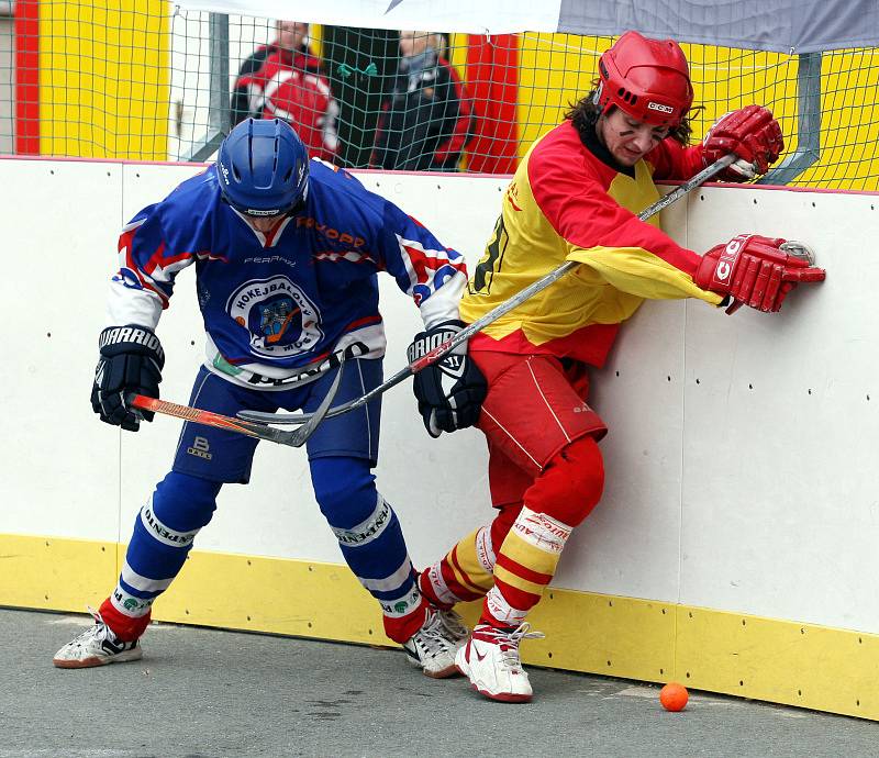 Hokejbal, Hradec Králové : Most. Zleva Martin Lipert a hradecký Jakub Ježek.