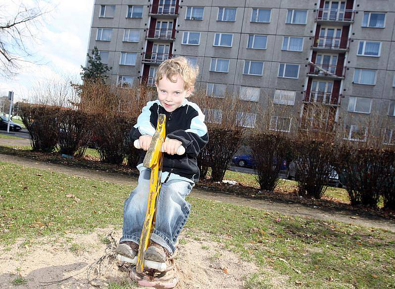 Bude dál sloužit dětem? Radnice nechala opravit hřiště v Mandysově ulici. Teď má ustoupit stavbě. S tím lidé nesouhlasí.