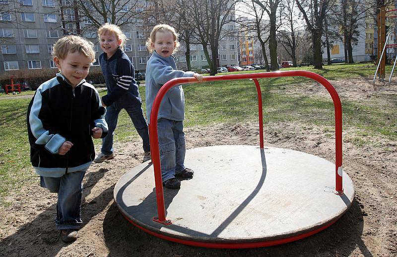 Bude dál sloužit dětem? Radnice nechala opravit hřiště v Mandysově ulici. Teď má ustoupit stavbě. S tím lidé nesouhlasí.