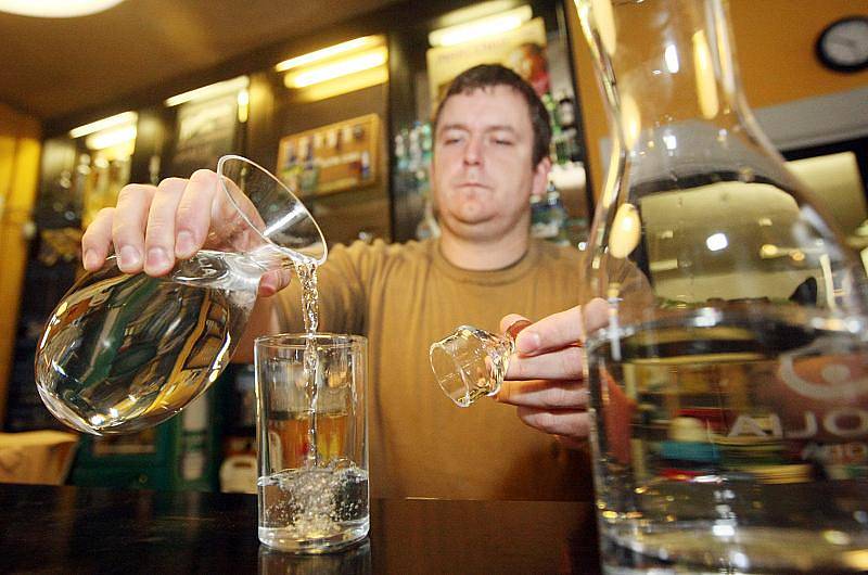 Voda z kohoutku na nápojovém lístku v restauracích? V některých zemích běžný jev se začíná rozšiřovat už i v Hradci.