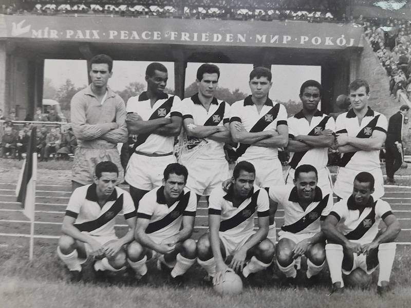 Při slavnostním otevření stadionu v roce 1966 sehráli Hradečtí utkání s brazilským klubem Vasco de Gama.