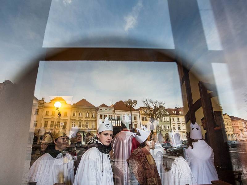 Tříkrálovká sbírka v Hradci Králové: V katedrále svatého Ducha požehnal všem koledníkům biskup Jan Vokál.