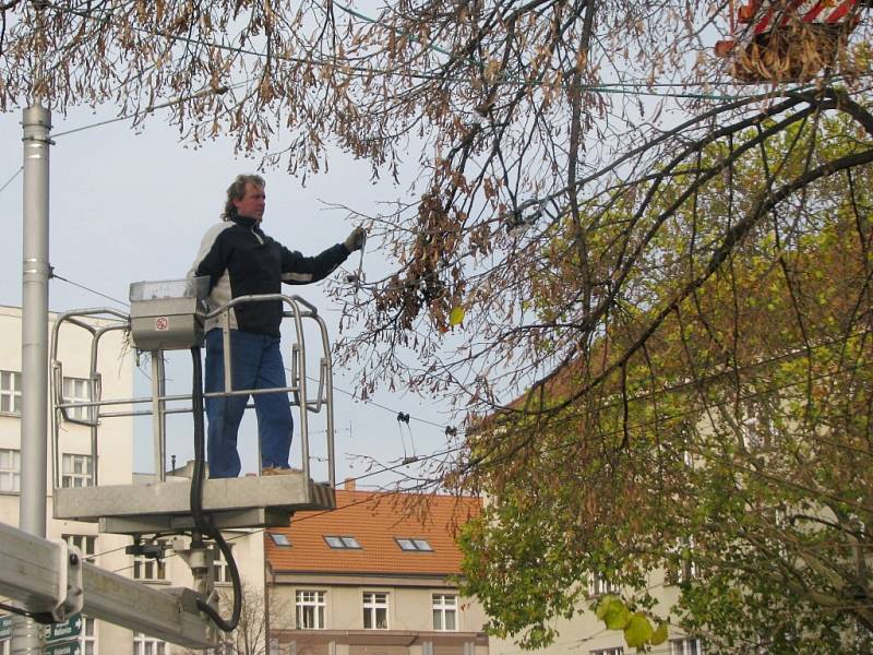 Instalace vánočního osvětlení na hradeckém Ulrichově náměstí.