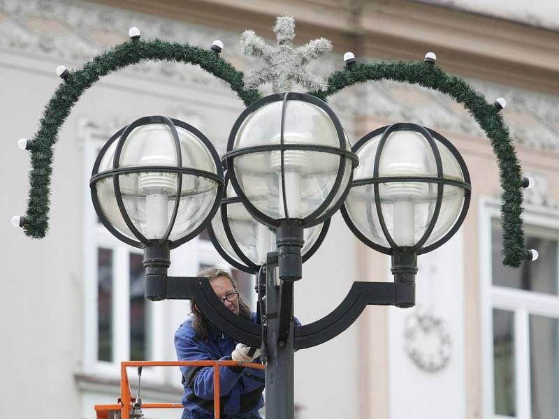 Instalace vánoční výzdoby v centru Hradce Králové.