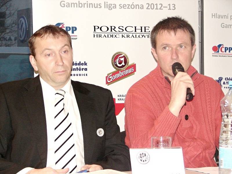 Tisková konference prvoligového fotbalového klubu FC Hradec Králové.