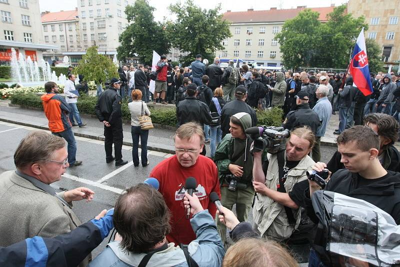 Demonstrace příznivců Dělnické strany na setkání v Hradci králové