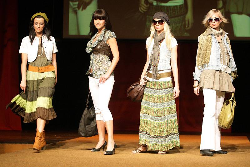 Módní  přehlídka Vogue 2009 předvedla v Hradci Králové velkolepou show v hollywoodském stylu.