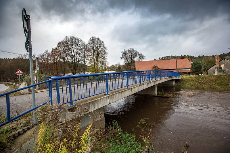 Hasiči na Královéhradecku zasahují u desítek případů popadaných stromů