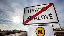 Cedule označují povinnost platit mýto i na "Hradubické" z Hradce Králové směr Pardubice. V krátkém kilometrovém úseku tak musí platit i autobusy MHD.