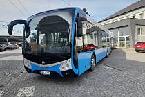 Hradecký dopravní podnik testuje nový kloubový elektrobus.