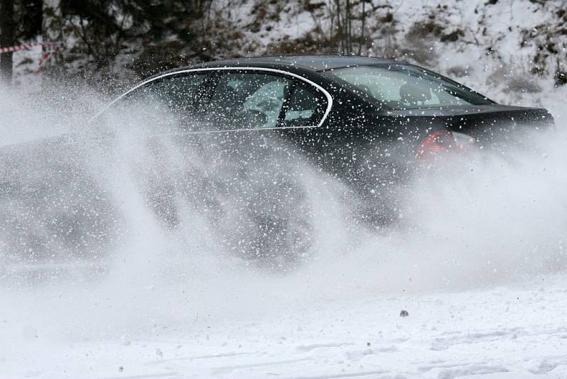 Zimní jízda automobilů na okruhu CzechRing na letišti v Hradci Králové.