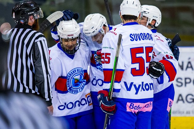 Hokejisté Nové Paky se dvě třetiny v Trutnově trápili, v závěrečné ale soupeře smetli šesti trefami.