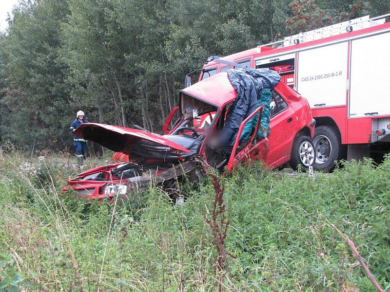 Při tragické nehodě osobního automobilu a kamionu na silnici I/11 poblíž Obědovic vyhasly čtyři lidské životy.