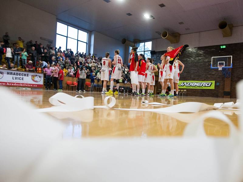 Ženská basketbalová liga - finále play off: TJ Sokol Hradec Králové - ZVVZ USK Praha.