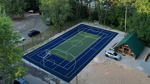 Hřiště má nový moderní povrch a vybavení, díky kterému je možné zahrát si basketbal, volejbal, tenis, či nohejbal a díky mobilním mantinelům i florbal.